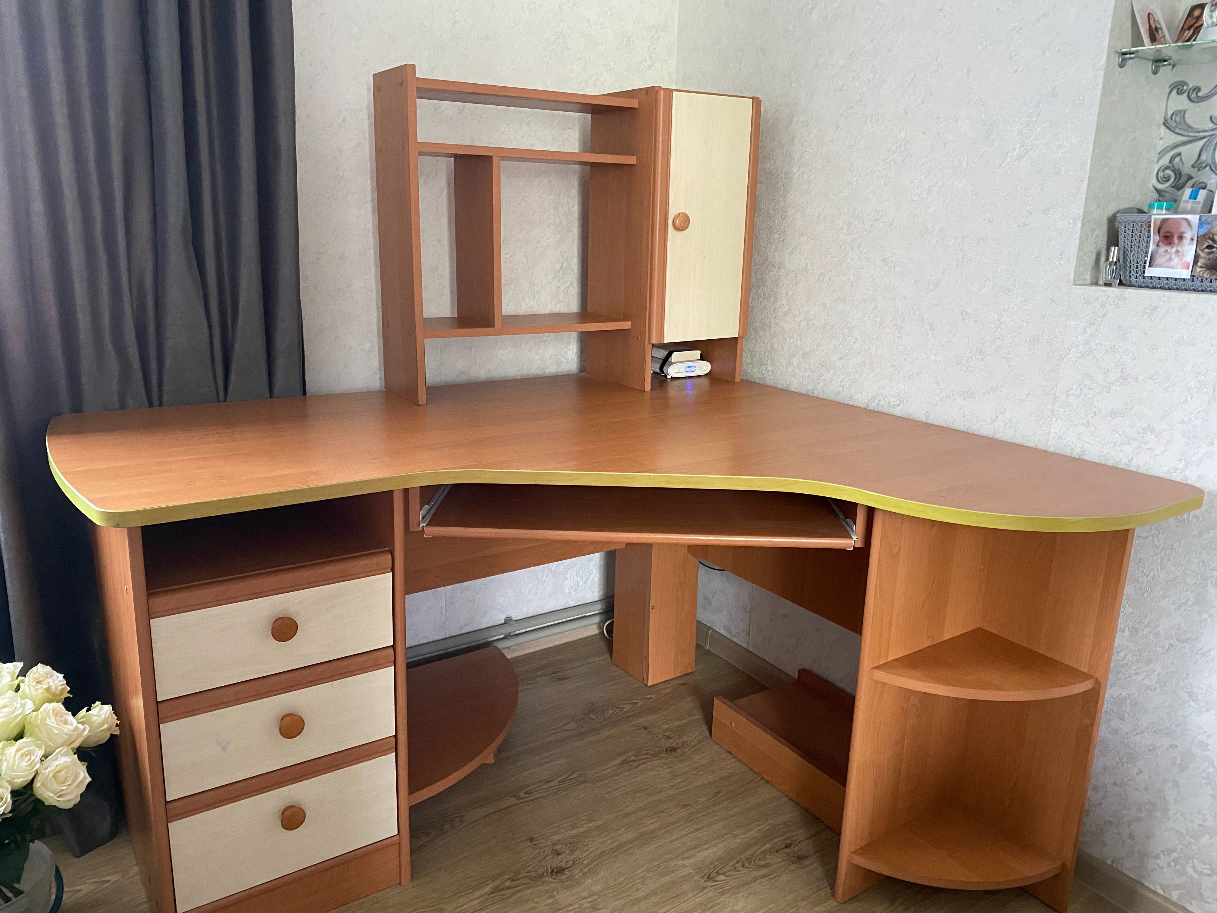 Комп‘ютерний стіл