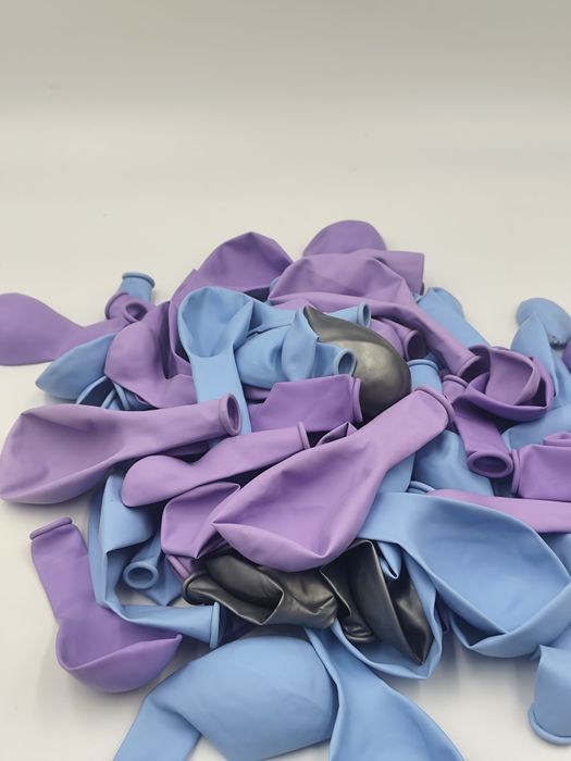 Zestaw pastelowych balonów ok. 75 szt — fioletowe, niebieskie, szare