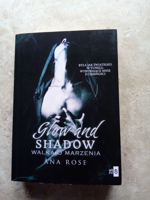 Ana Rose Głów and Shadow