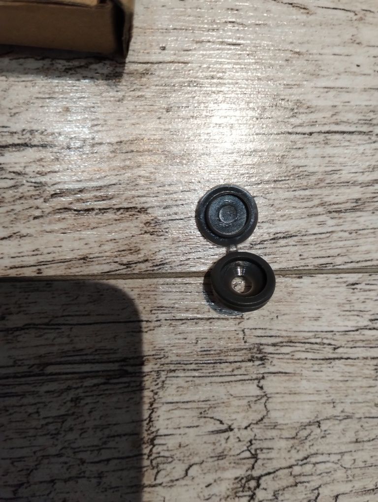 Plastikowa pokrywa z zawiasami do dekoracji