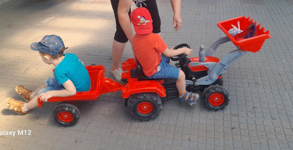 Дитячий трактор на педалях з причіпом і ковшем