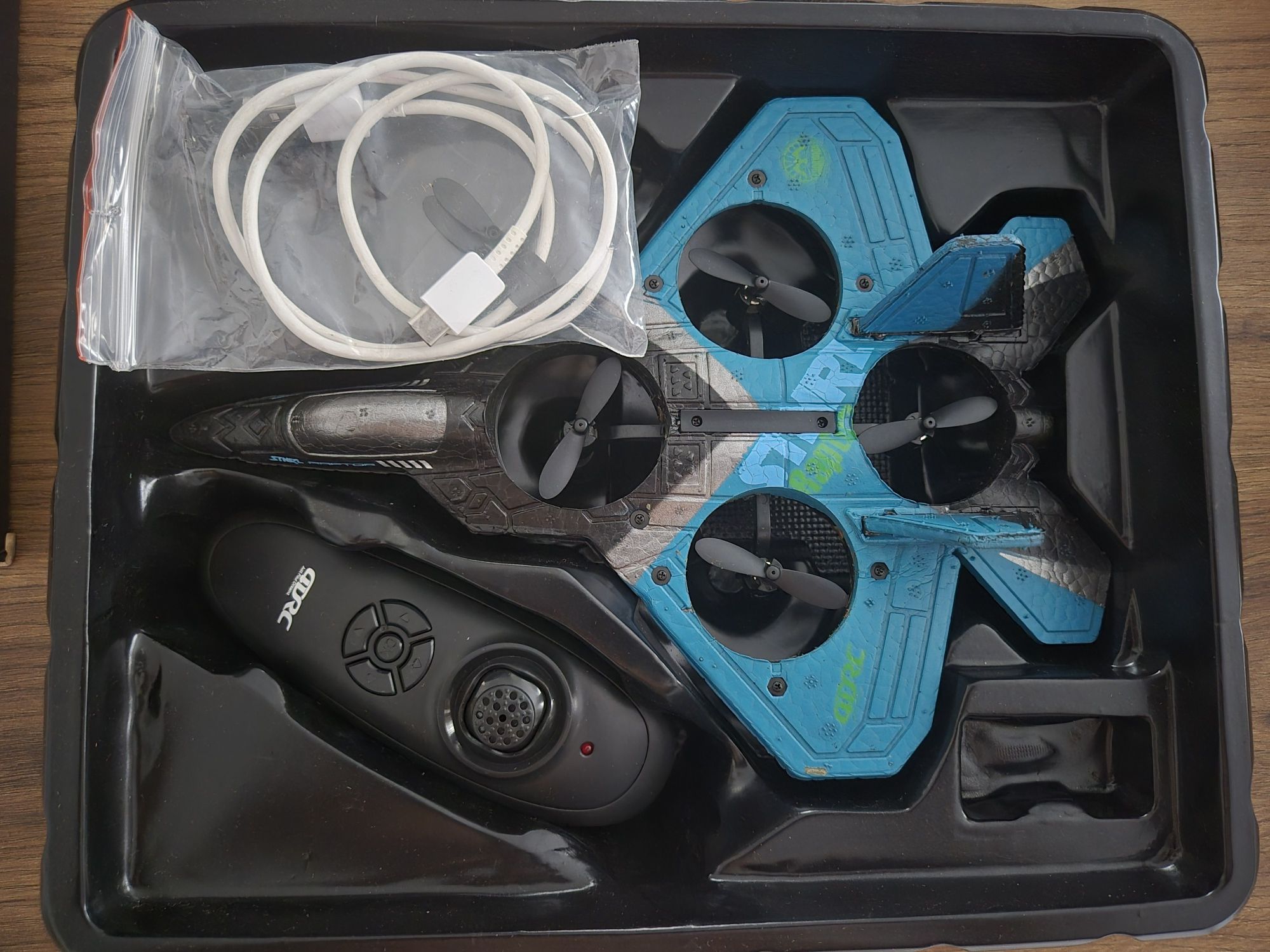 Drone em forma de avião de combate.
