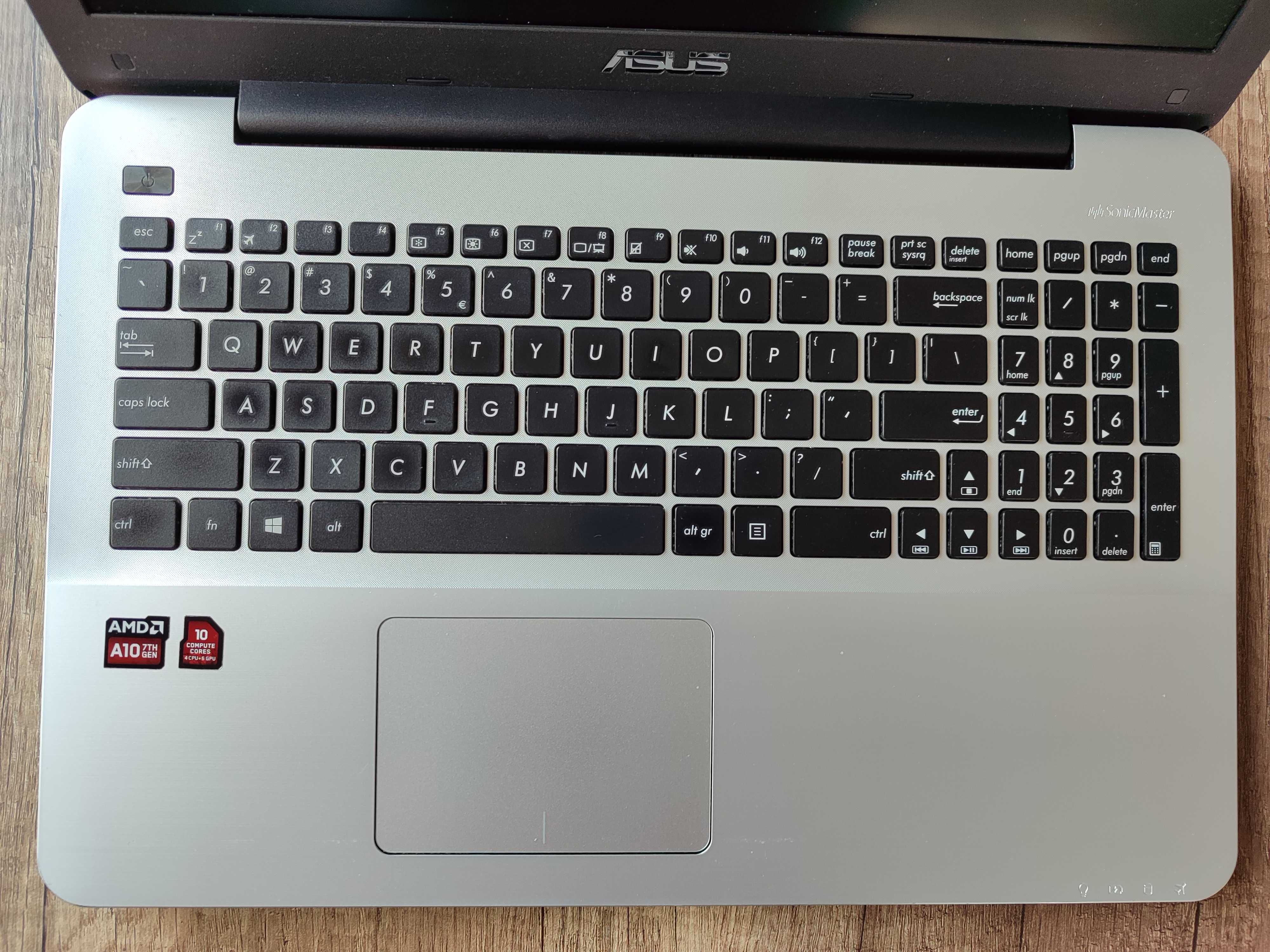 Asus X555Q AMD A10 4x2.4 GHz/8GB DDR4/256 SSD/1TB HDD/ Win 10