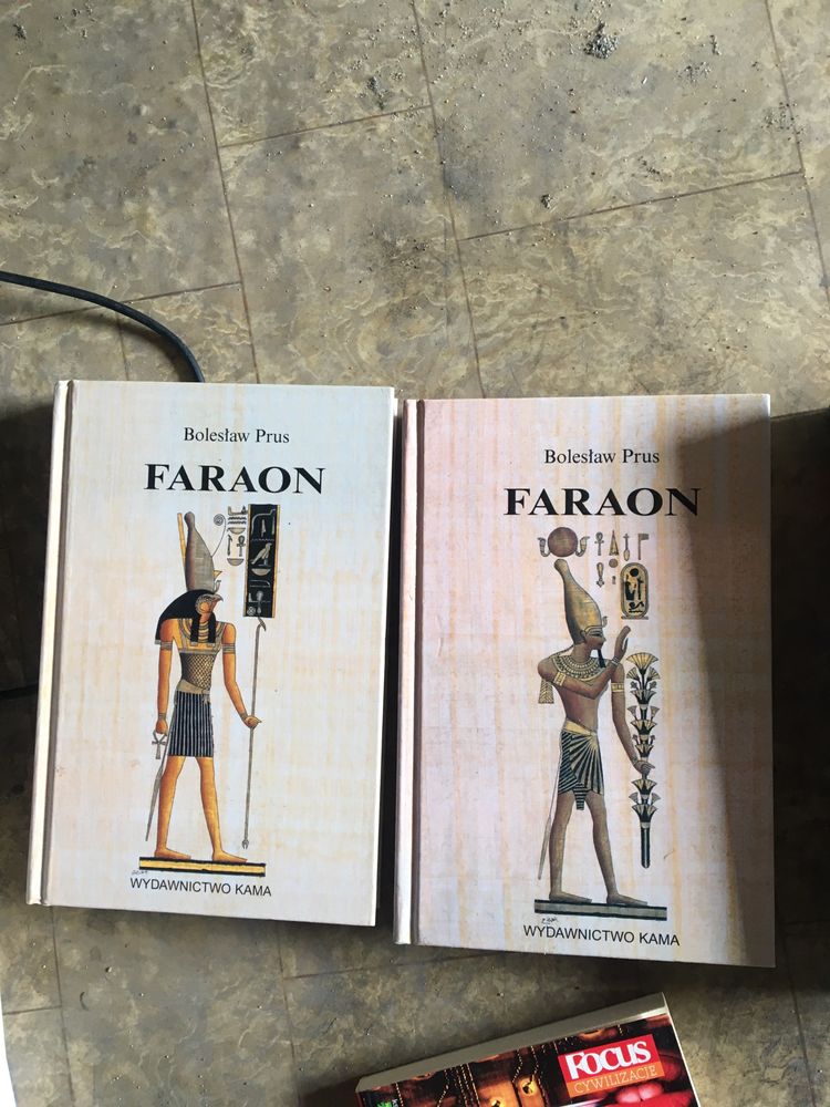 Dwie ksiazki Faraon