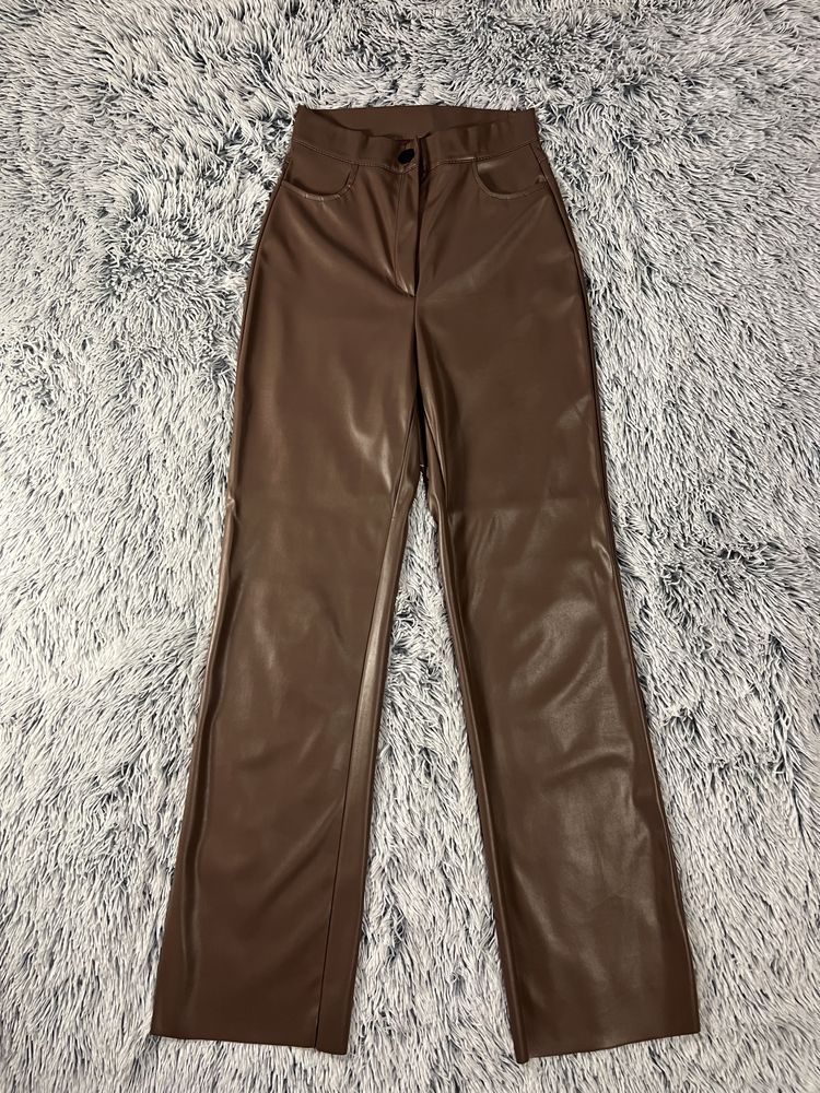 Шкіряні штани в коричневому кольорі (в житті виглядають світлішими)