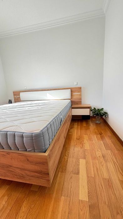 Cama casal+mesas cabeceira semi novas Perfeito estado Oferta Colchao