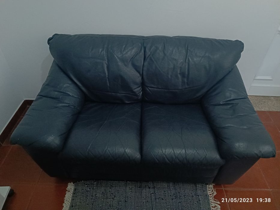 Sofá azul escuro muito confortável