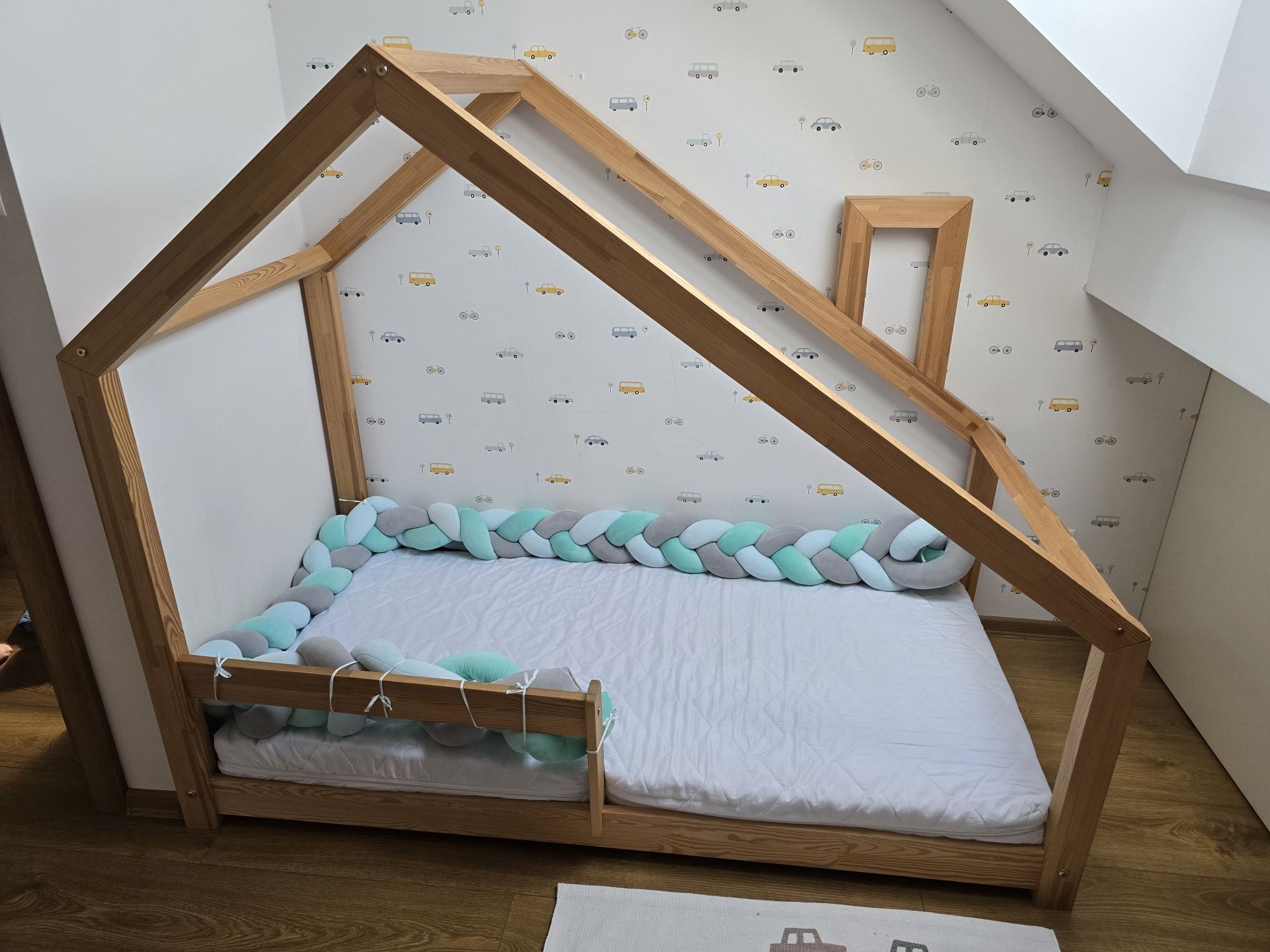 Łóżko domek krzywy daszek ALBI barierka, materac 160x90