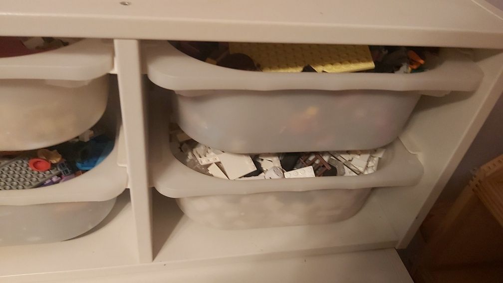 Szafka ścienna Ikea Trofast z pojemnikami