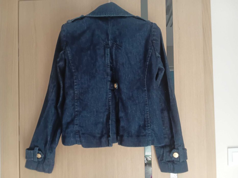 Granatowa dwurzędowa marynarka ZARA z złotymi guzikami