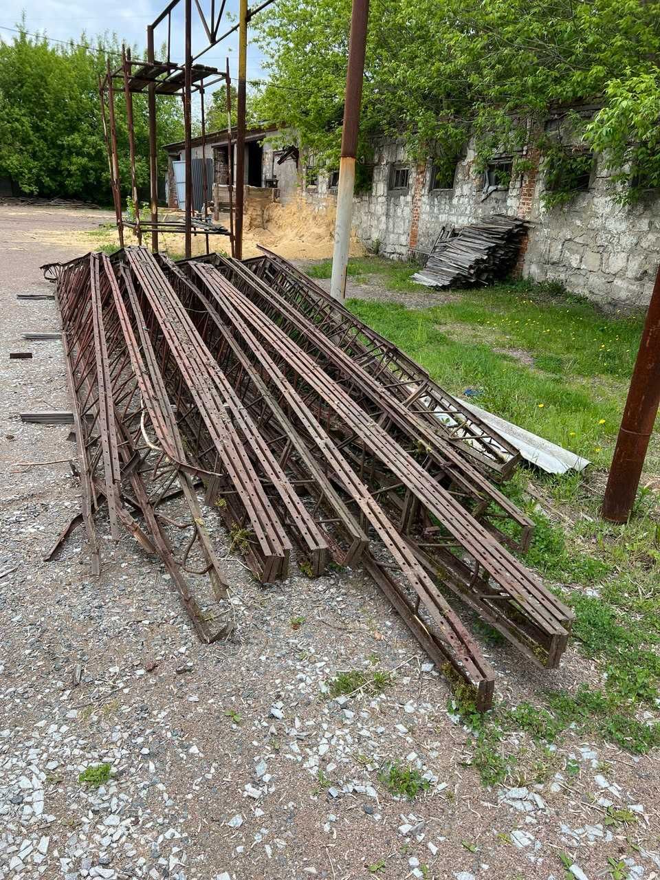 Ферми металеві, з опорами для навісу, ангара