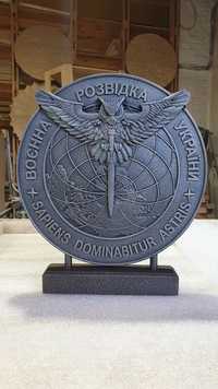 Емблема "Воєнна розвідка України" -  різьблена картина на підставці