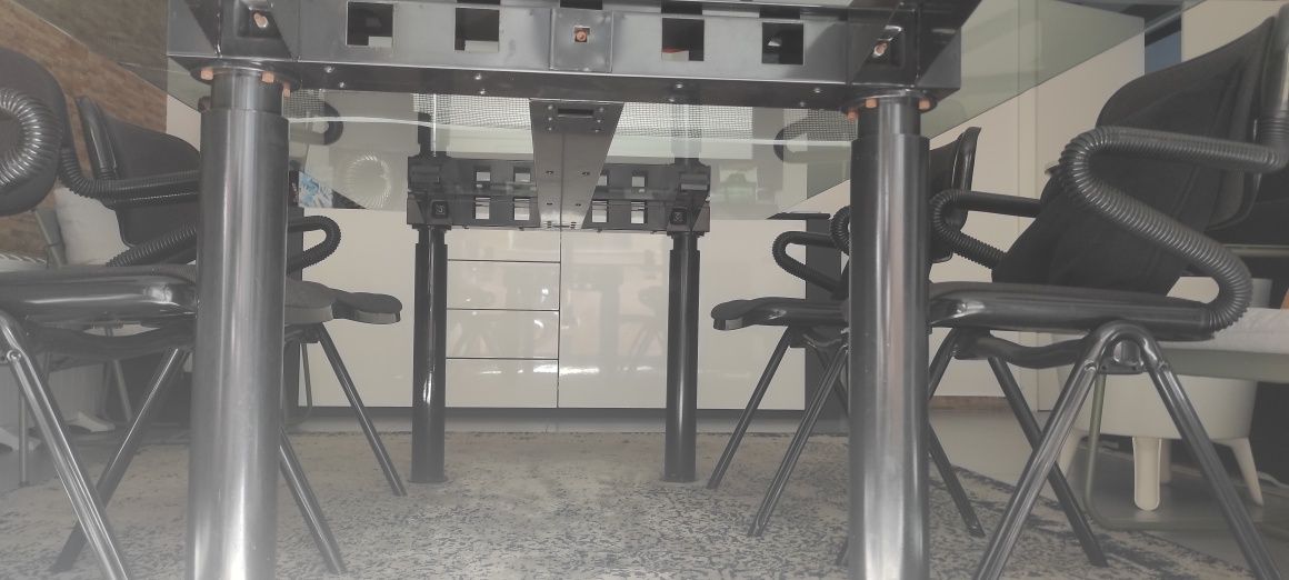 Mesa de vidro com 6 cadeiras