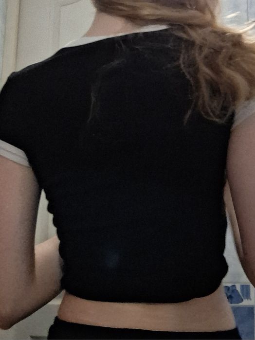 чорний топ з білими деталями.