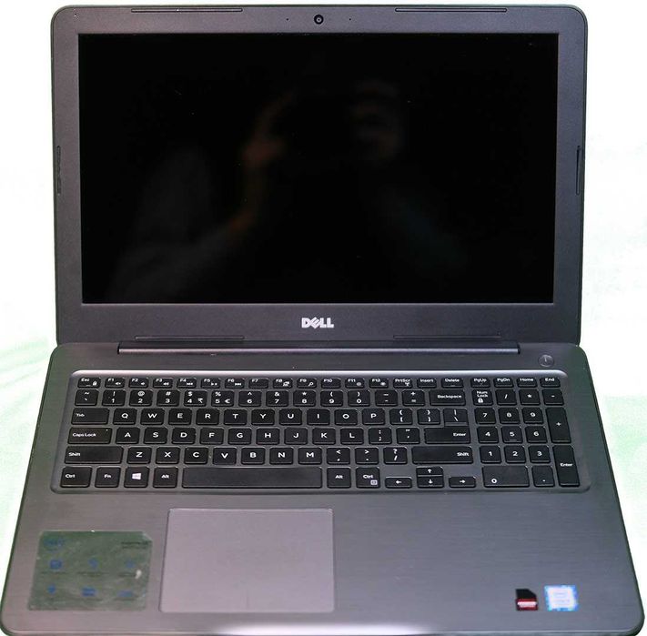 Dell Inspiron 15 z Windows 11 Professional 25H2 - laptop model 5567