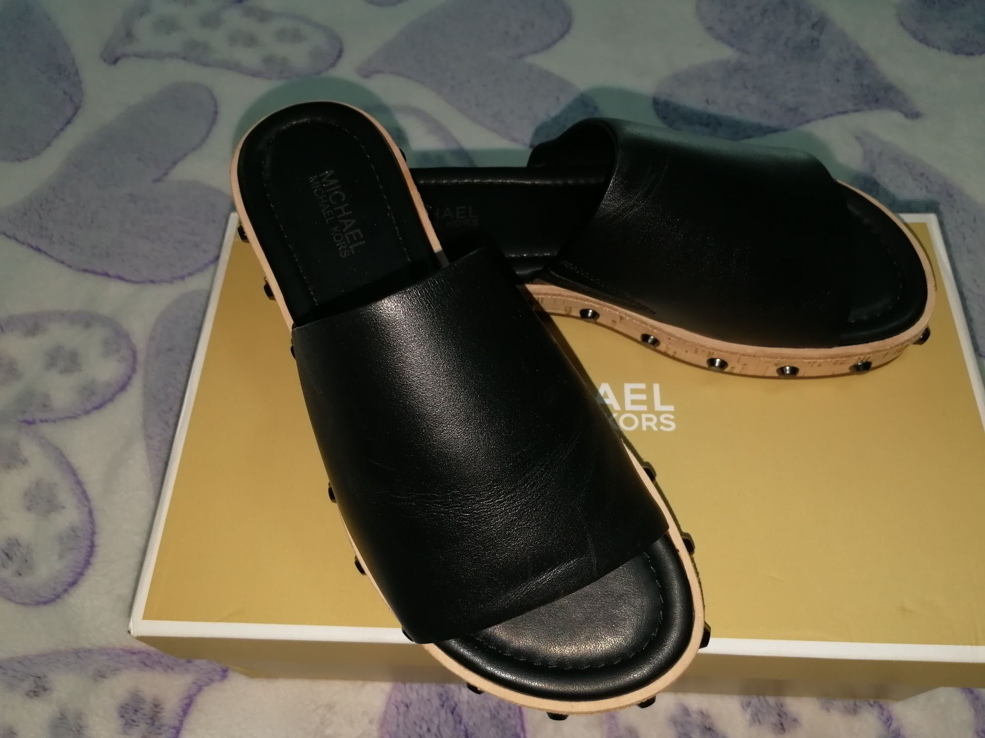 Продам новые оригинальные шлепки Michael Kors