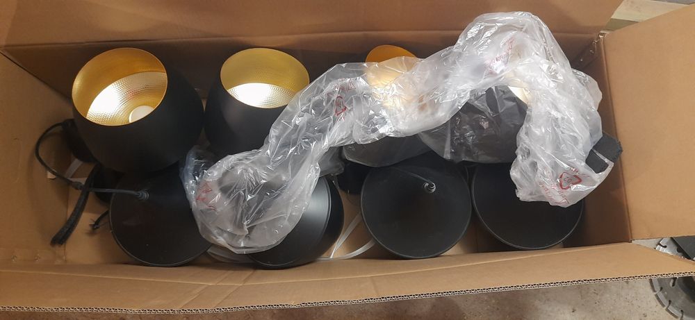 Lampy czarne ze złotem na żarówkę