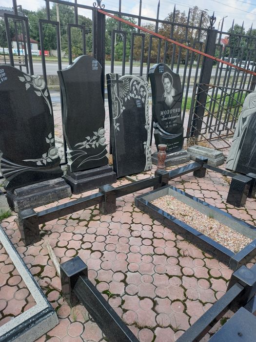 Пам'ятники від виробника (граніт крошка, бетон)Від 4100 грн .