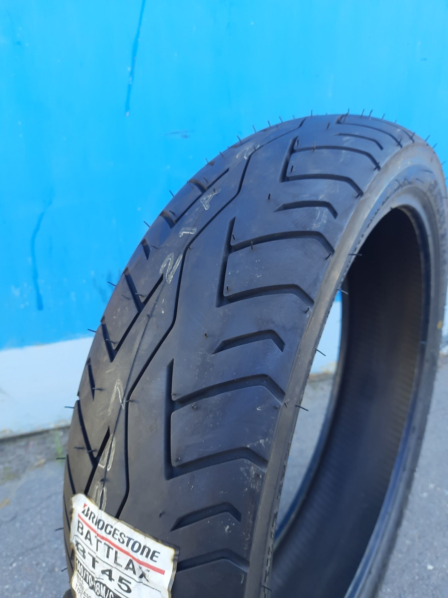 Продам шину Brigestone 140/70/18