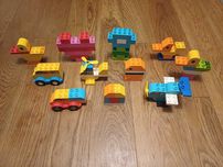 Lego Duplo - zestaw klocków konstrukcyjnych.