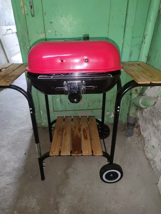 Czerwony grill z funkcją małego wędzenia w dymie