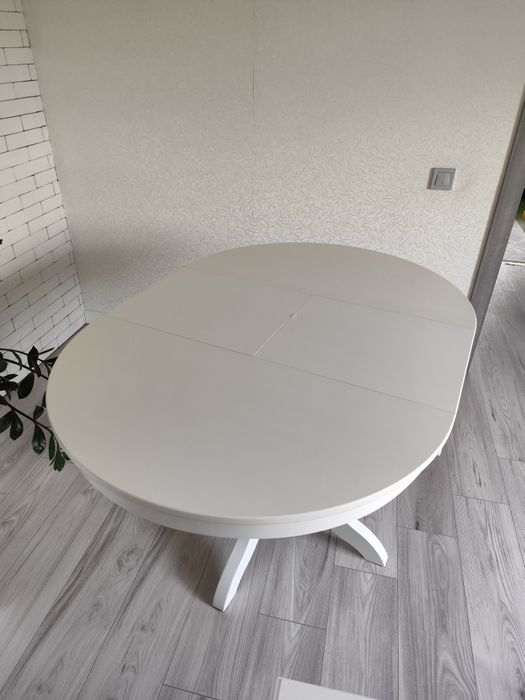 Стіл новий стояв як зразок