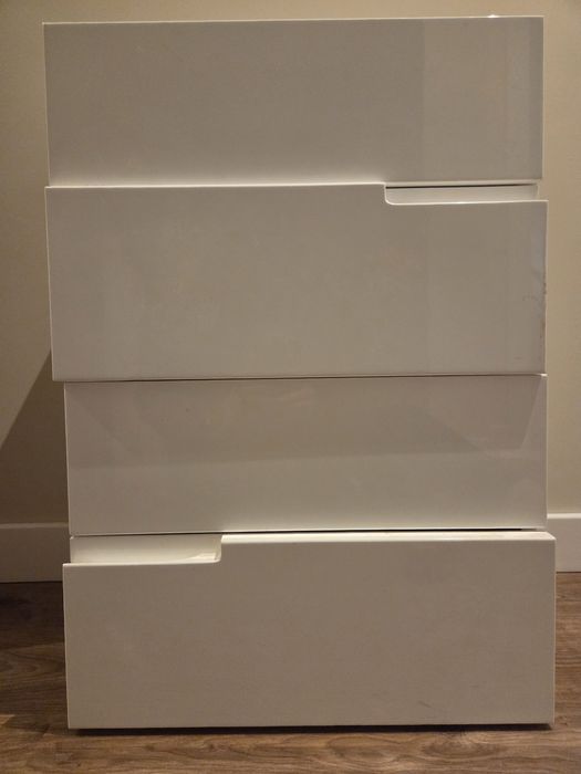 Nowoczesne białe szafki nocne z połyskiem