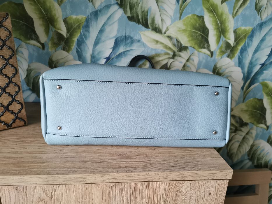 GUESS-śliczna błękitna torebka, średni rozmiar