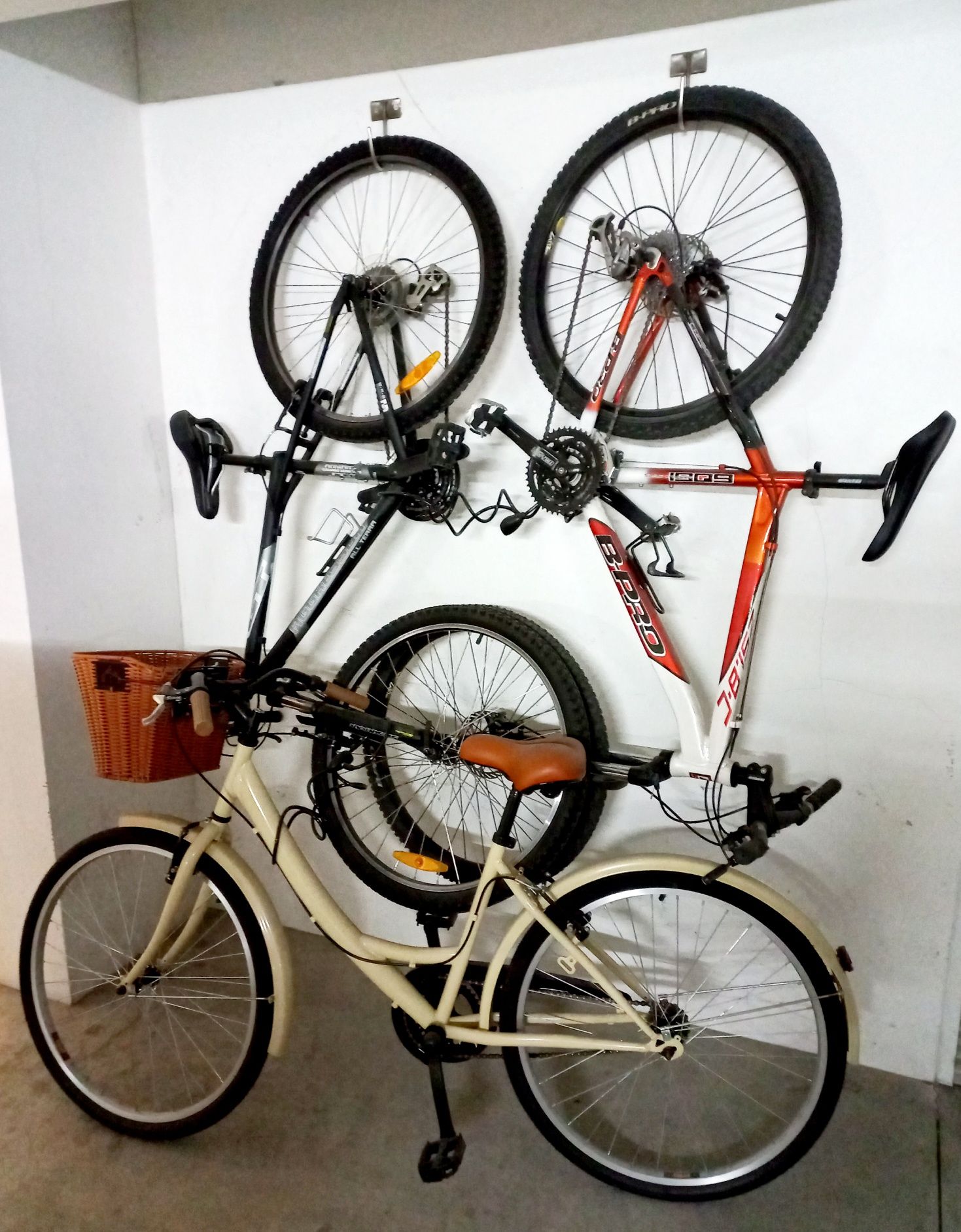 Bicicletas de senhora e de jovem.
