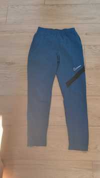 Granatowe spodnie dresowe Nike