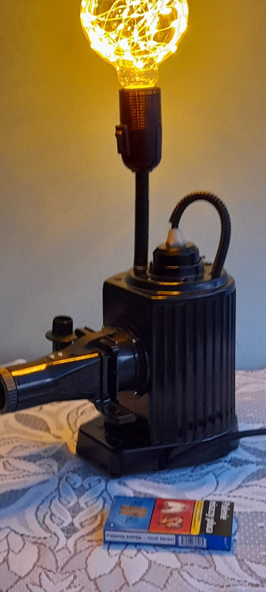 Przepiękna lampa retro z rzutnika Magica  bakielit  Edison