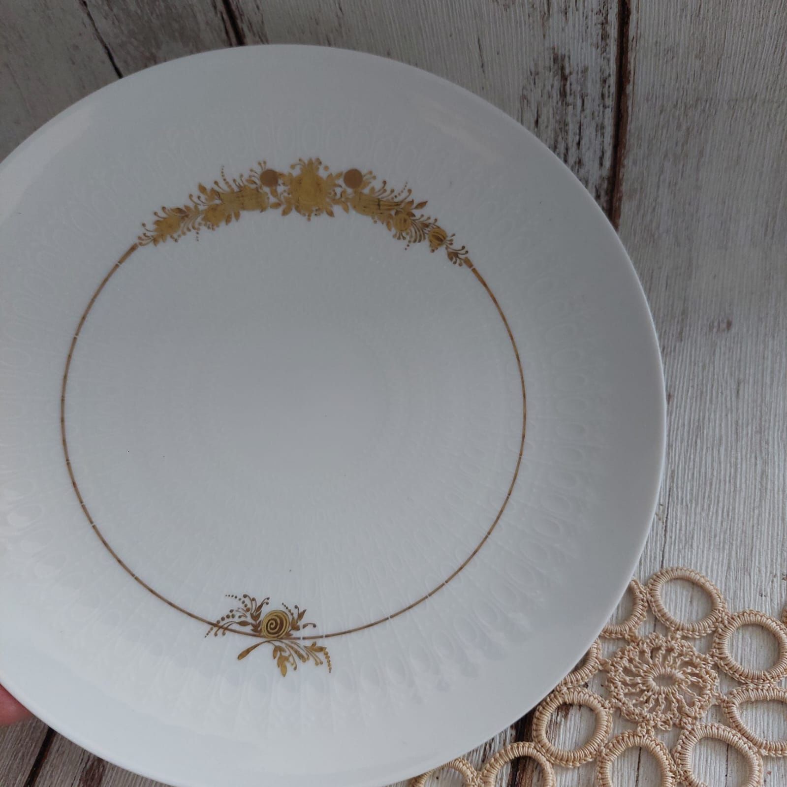 Rosenthal z serii romanze, talerz śniadaniowy. Biała porcelana zdobion