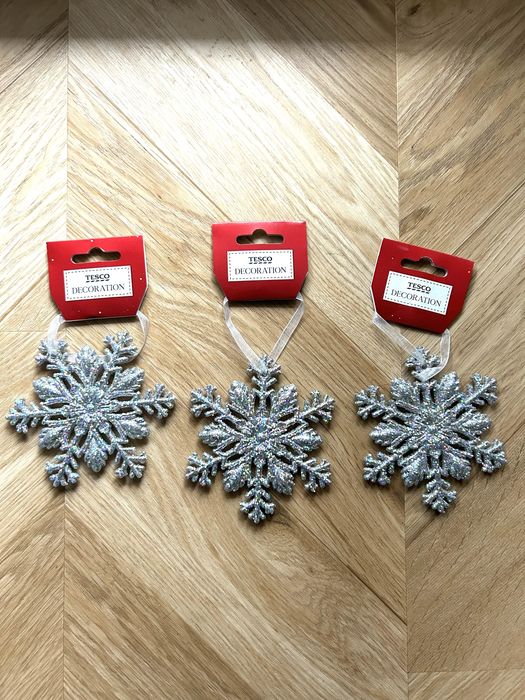 Zestaw 3 nowych ozdób świątecznych srebrne śnieżynki z brokatem 11 cm