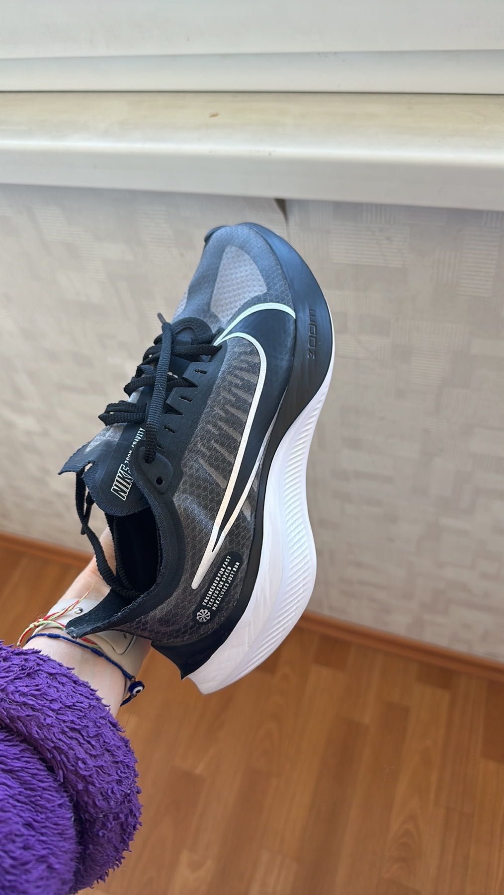 КРОСІВКИ NIKE ZOOM GRAVITY BQ3203 002
Нові оригінал розмір us 6 (23см)