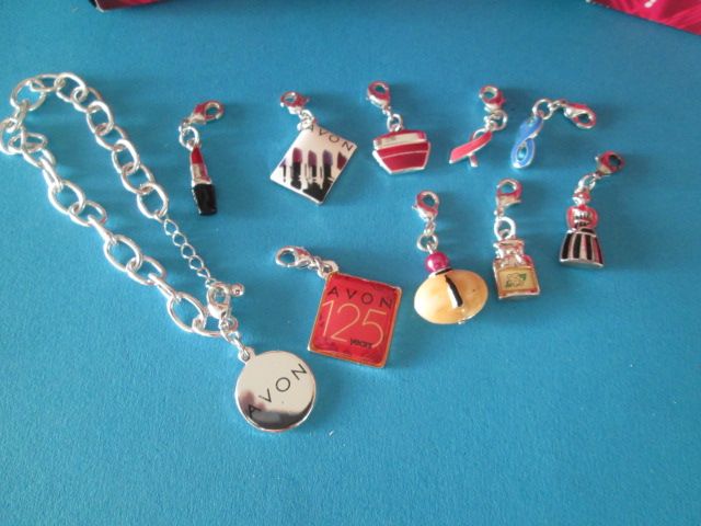 Pulseira com 9 Pingentes / Pendentes da marca Avon novo