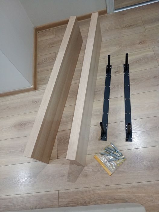 Dwie półki wiszące.