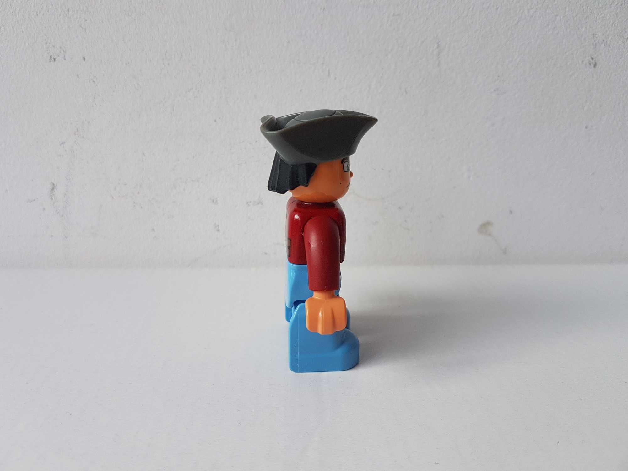 Figurka LEGO DUPLO Ville Pirat w szarym kapeluszu 47394pb050