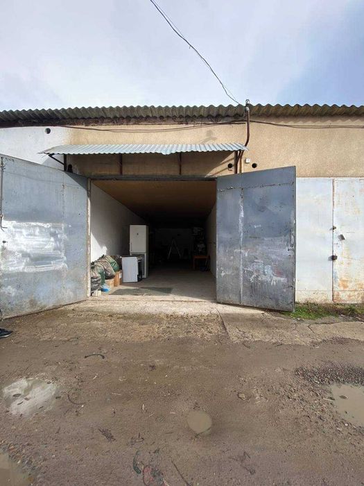 Великий гараж біля Метро — заїзд для бусів