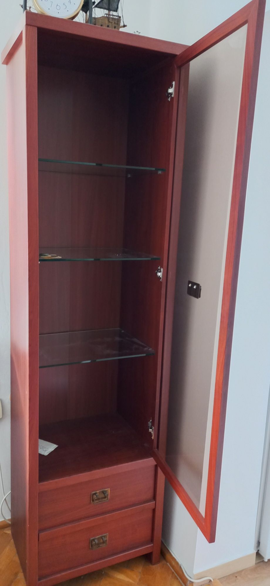 Oddam szafę witrynę ze szklanymi półkami