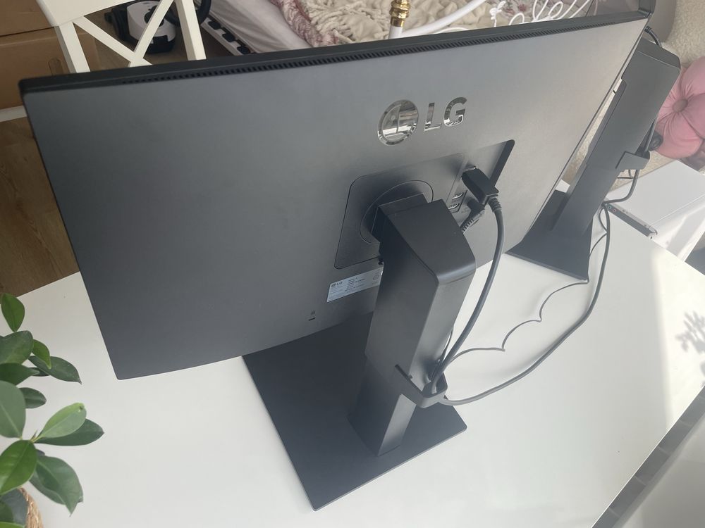 Monitor LG 24 cale 1440p QHD