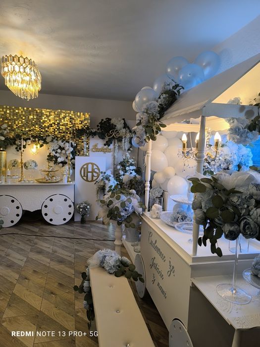 Zdobienie sali dekoracje wesela chrzciny komunie kwiaty balony scianka