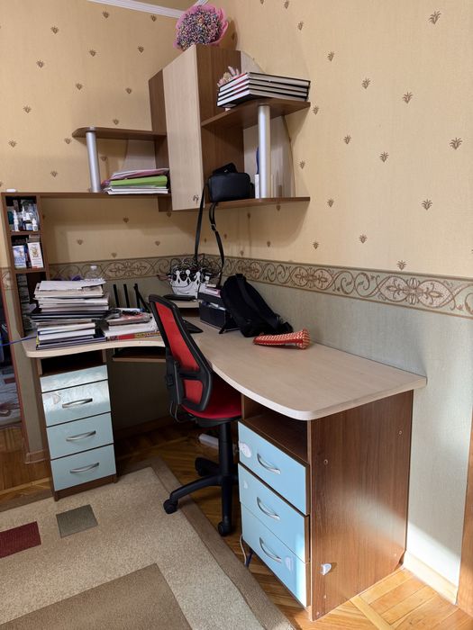 Компютерный стол с полочками