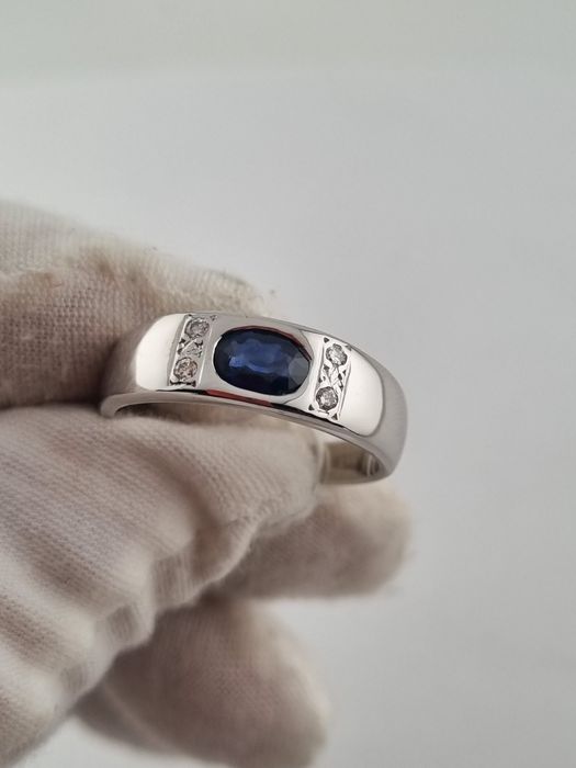 Золотое кольцо с сапфиром и бриллиантами
