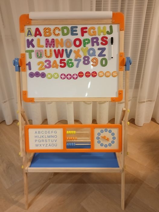 Tablica edukacyjna dwustronna: magnetyczna i kredowa.