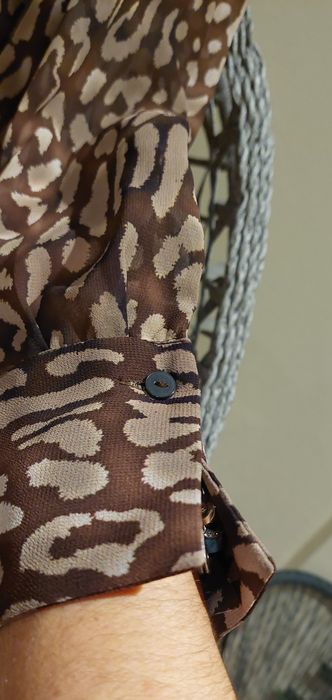 Vestido camiseiro com estampado de leopardo e cinto