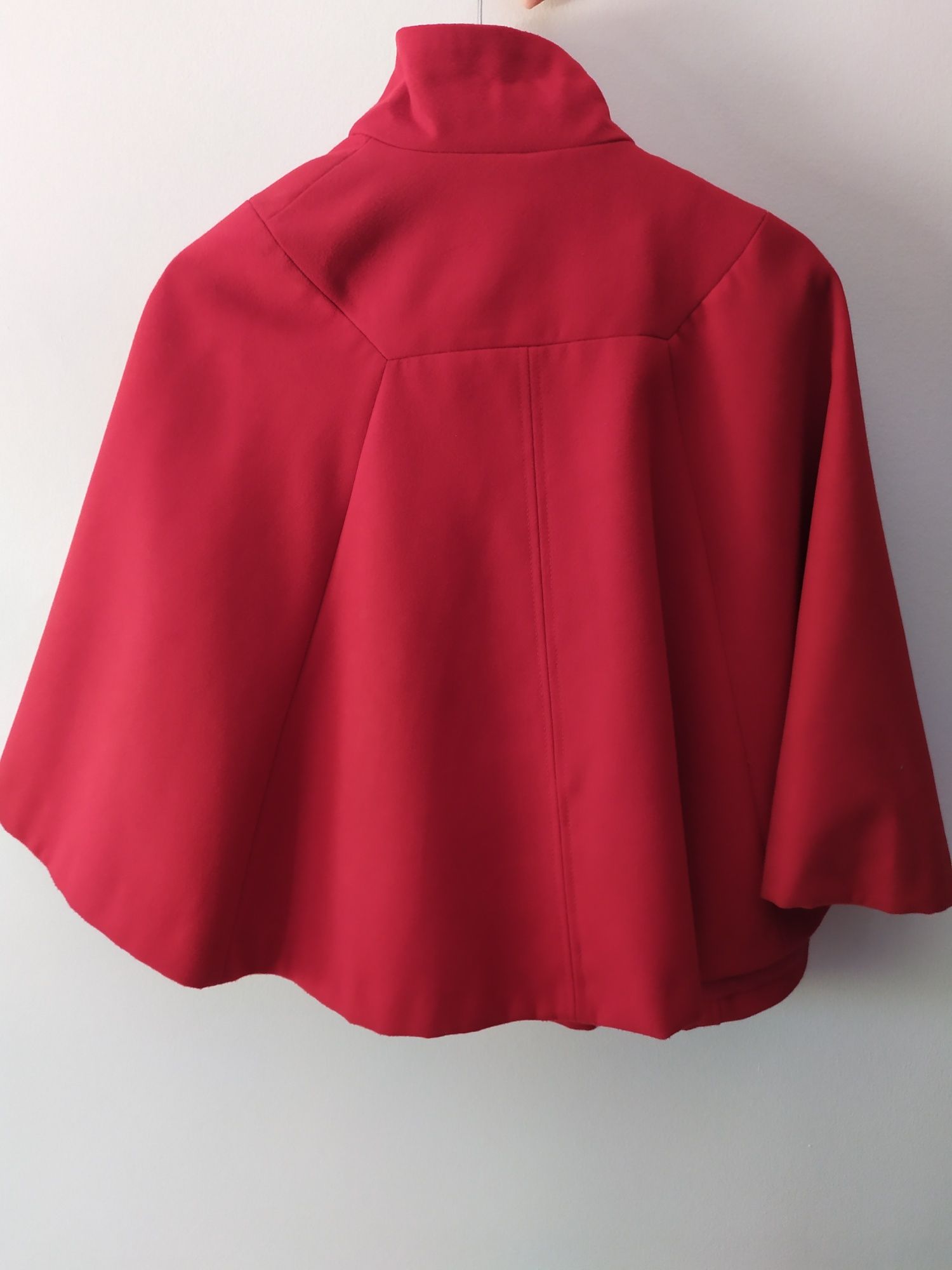 Poncho vermelho da Stradivarius, tamanho S