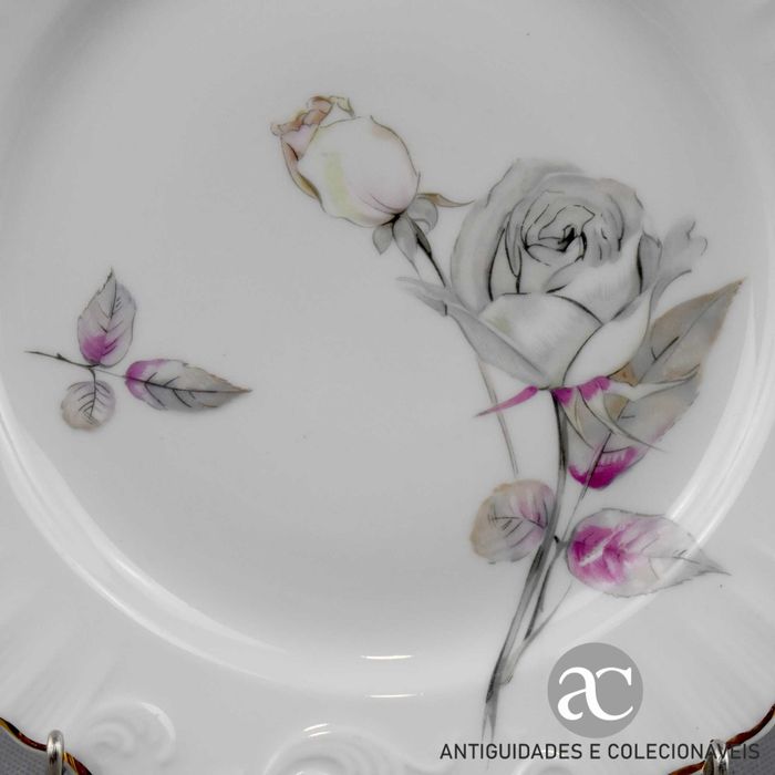 Prato decorado com flores em Porcelana Vista Alegre (1947 a 1968)