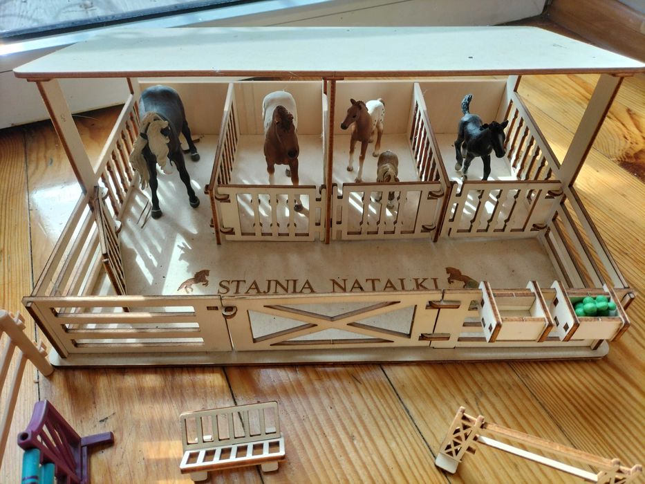 Drewniana stajnia na koniki