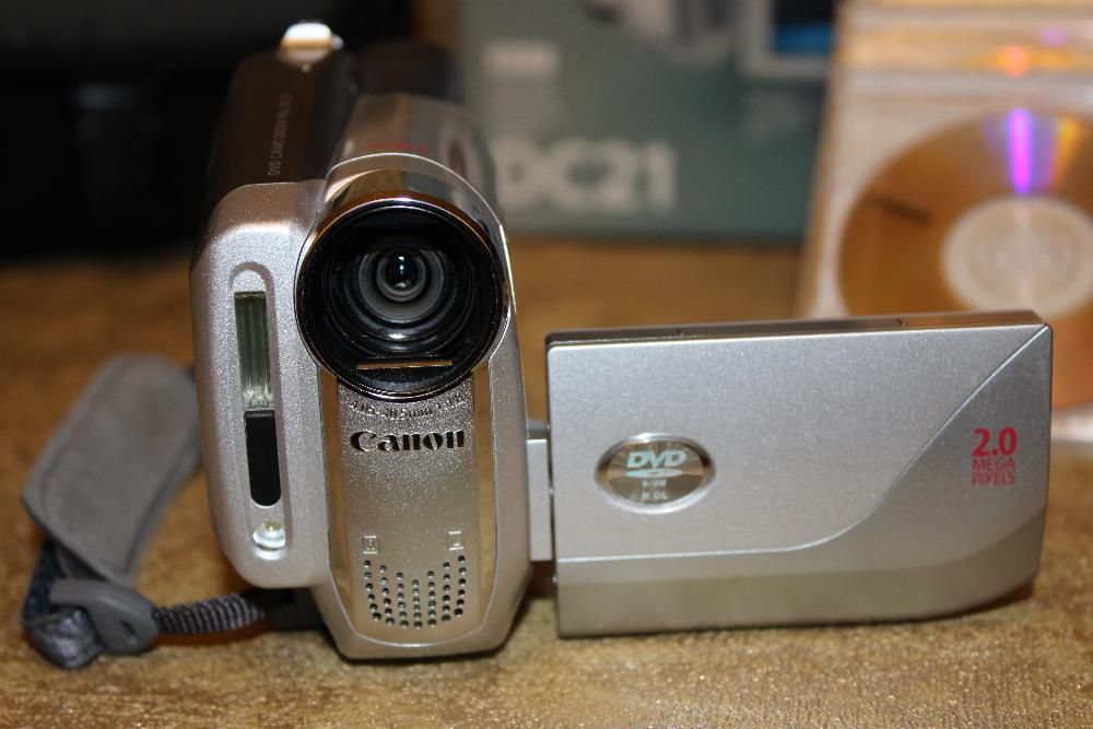 Продам цифровую видеокамеру Canon DC21