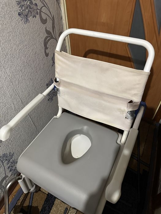 Санітарне крісло-туалет для людей з обмеженою рухливістю